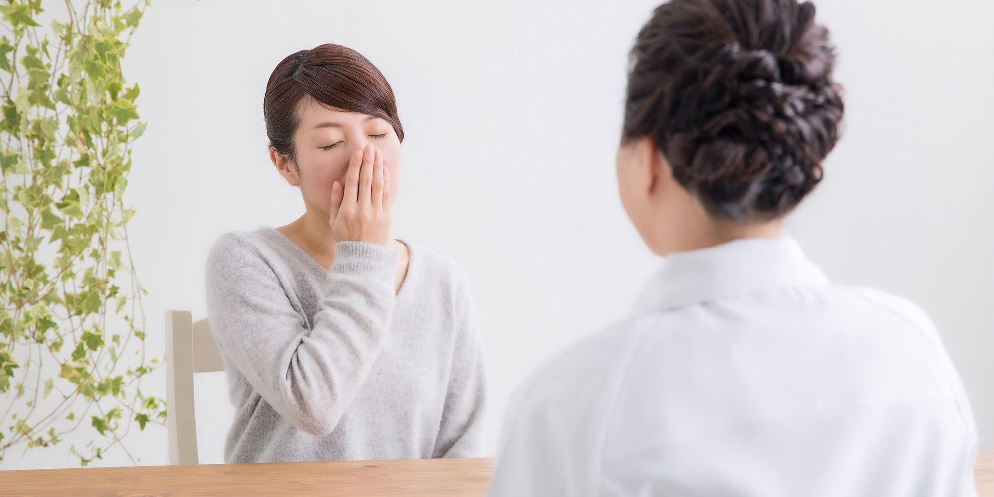 欠伸をする女性