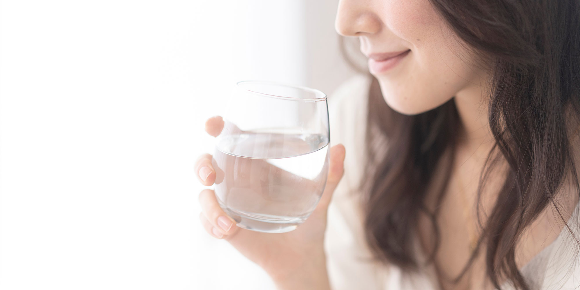 水を飲む女性