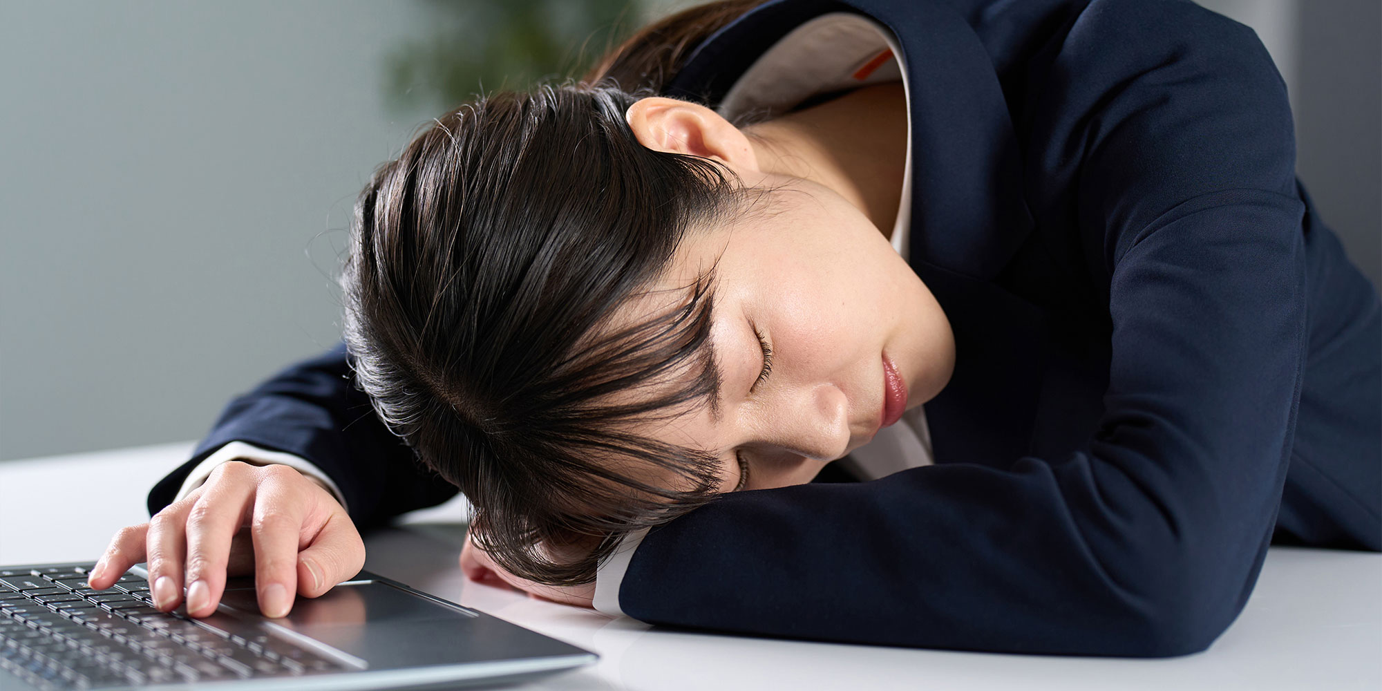 居眠りする女性