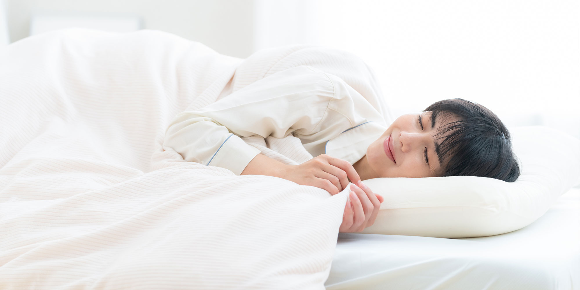 眠る女性