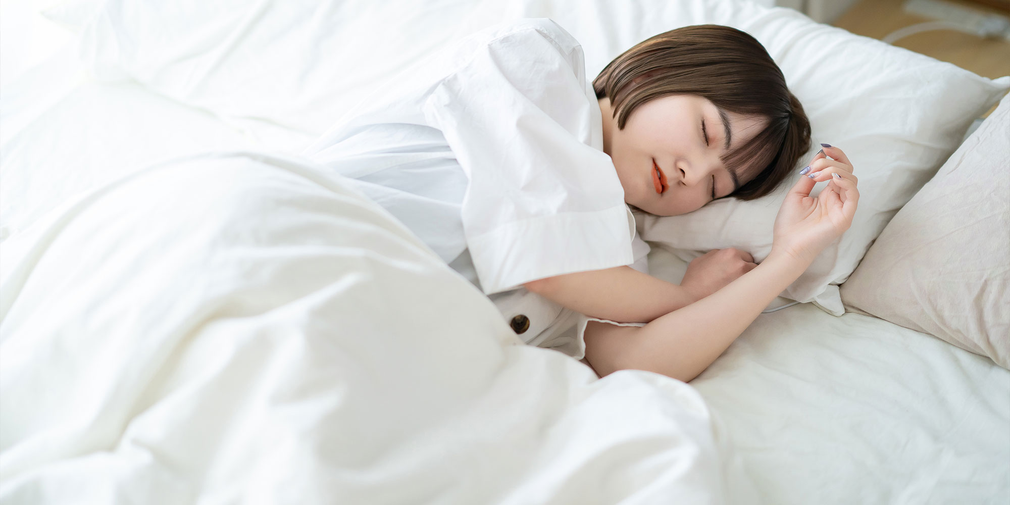 眠る女性