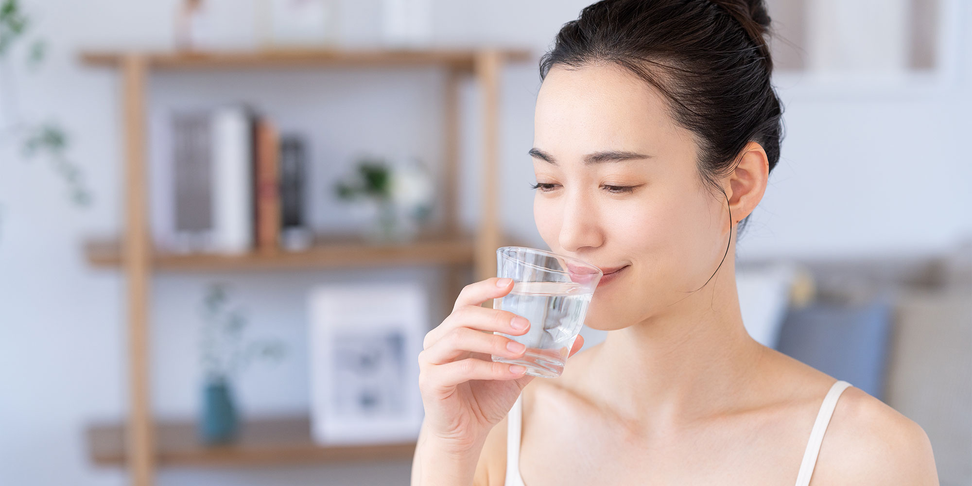 水を飲む女性