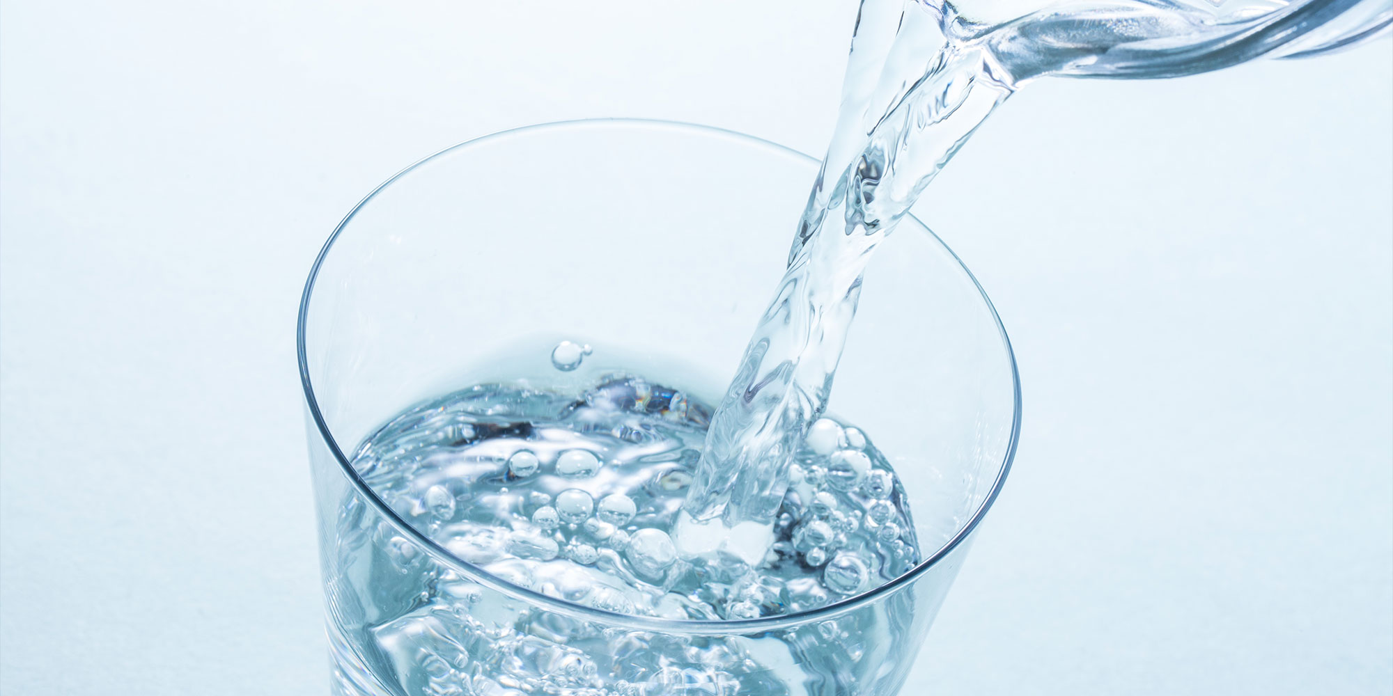 グラスに注がれる水