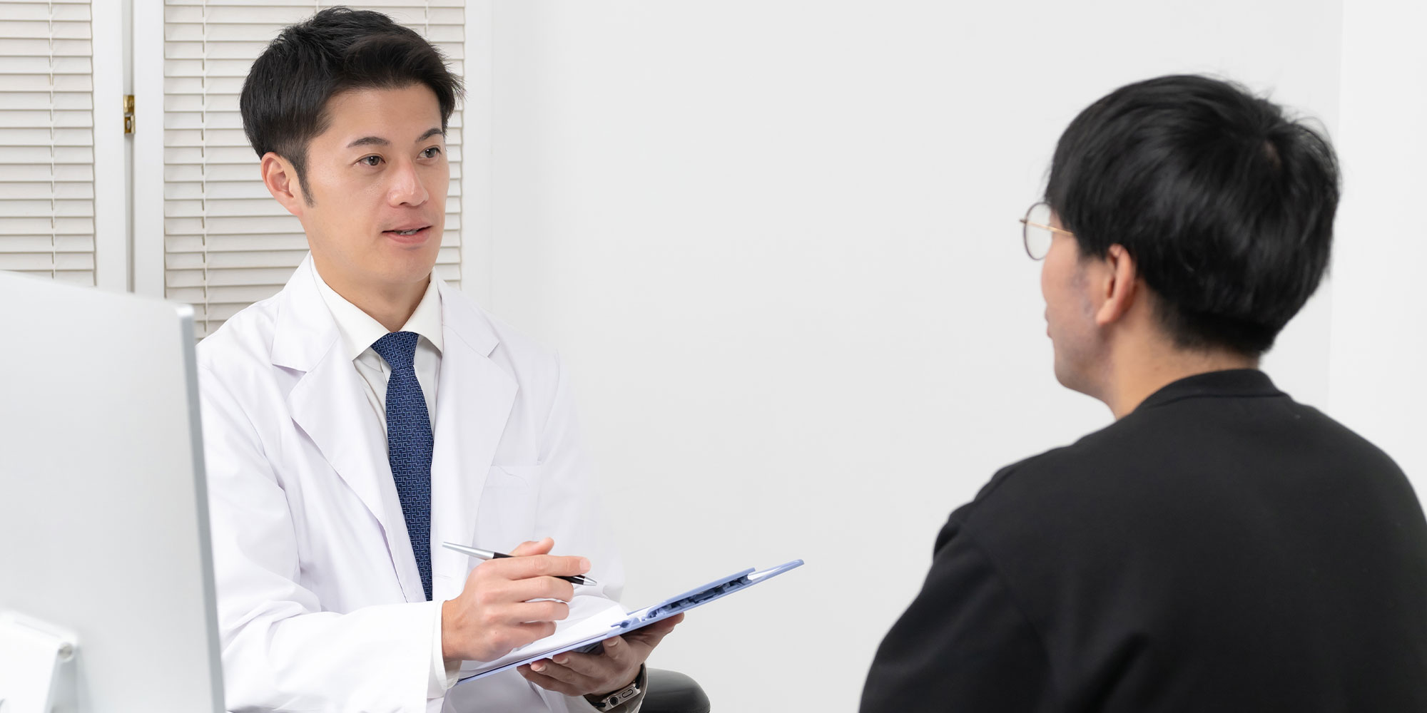 医師に相談する男性