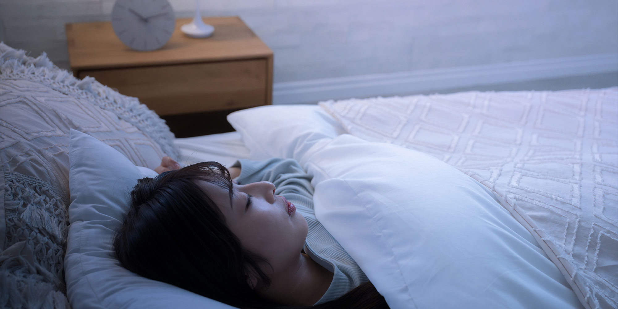 眠る女性