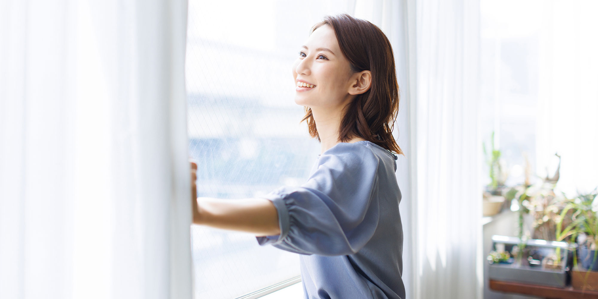 朝日と女性