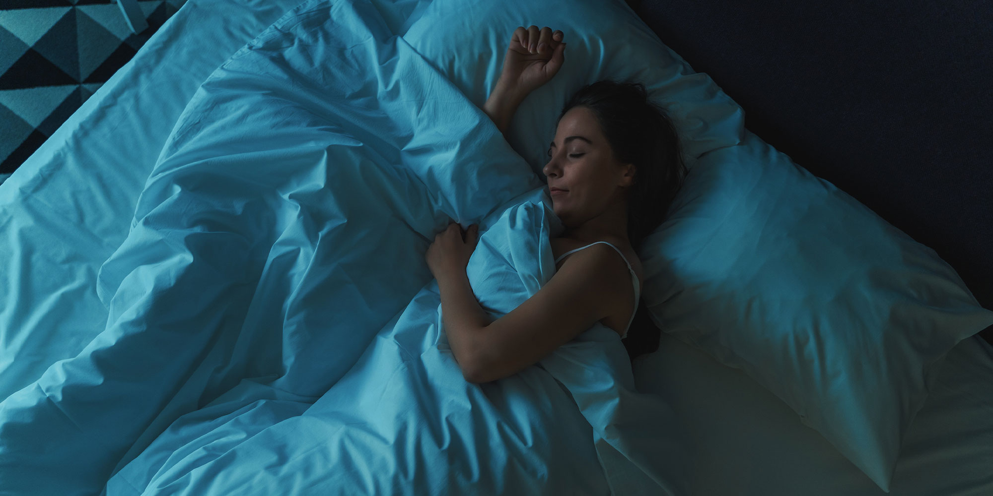 眠る女性