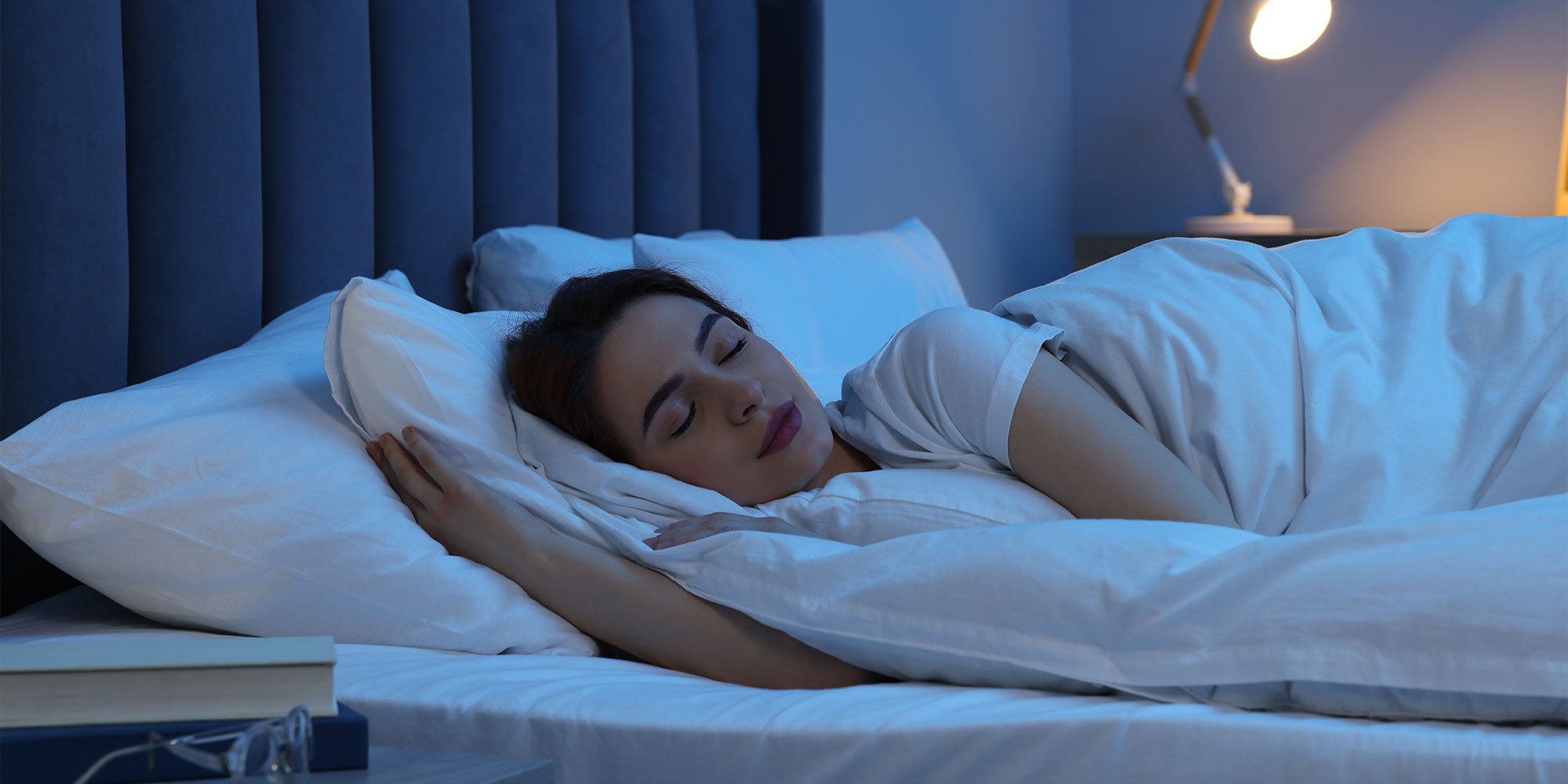ベッドで眠る女性