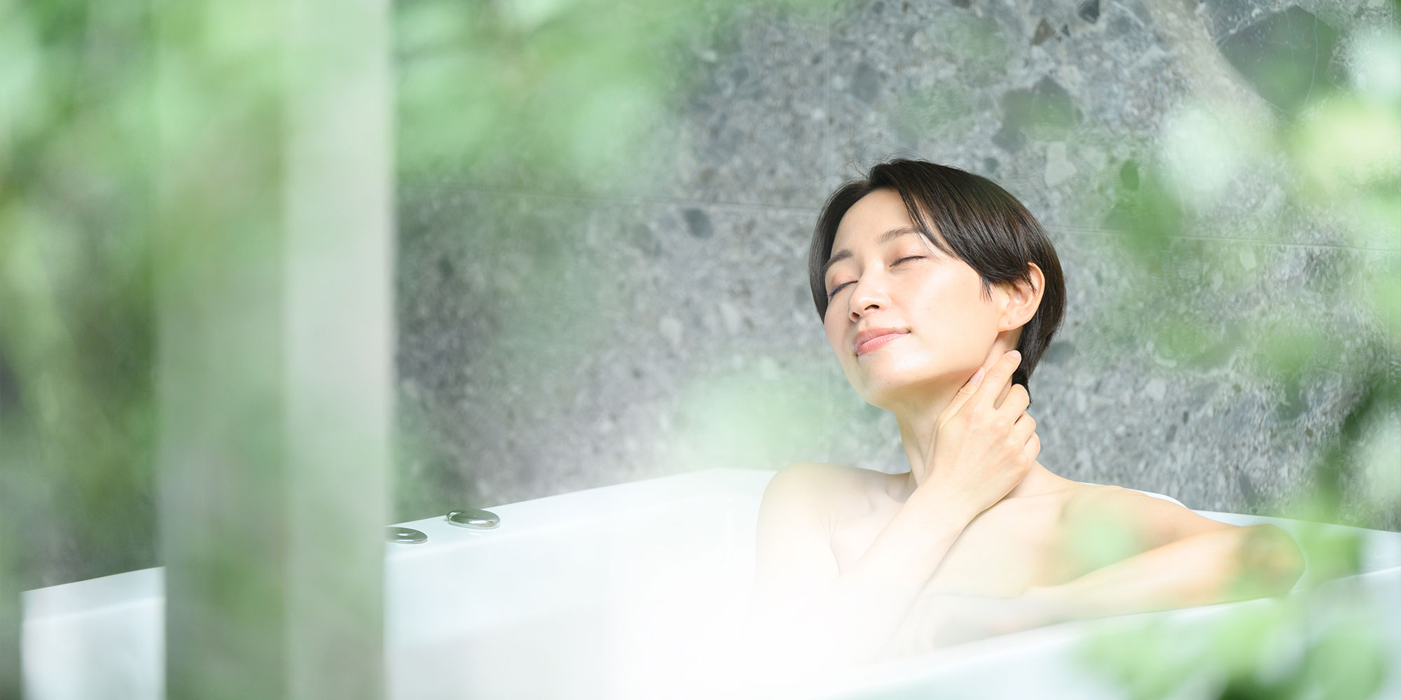 入浴する女性