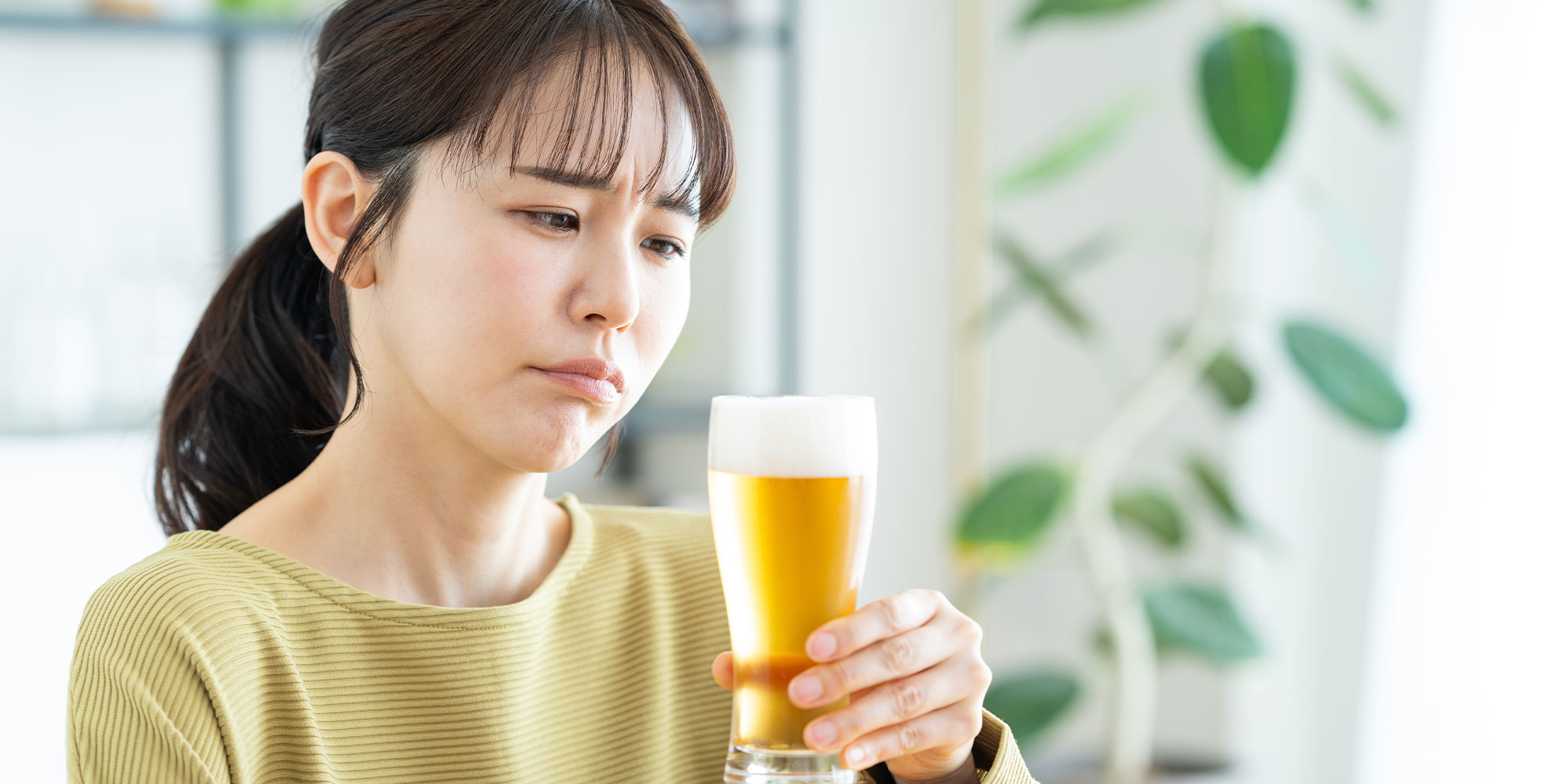 ビールを見つめる女性