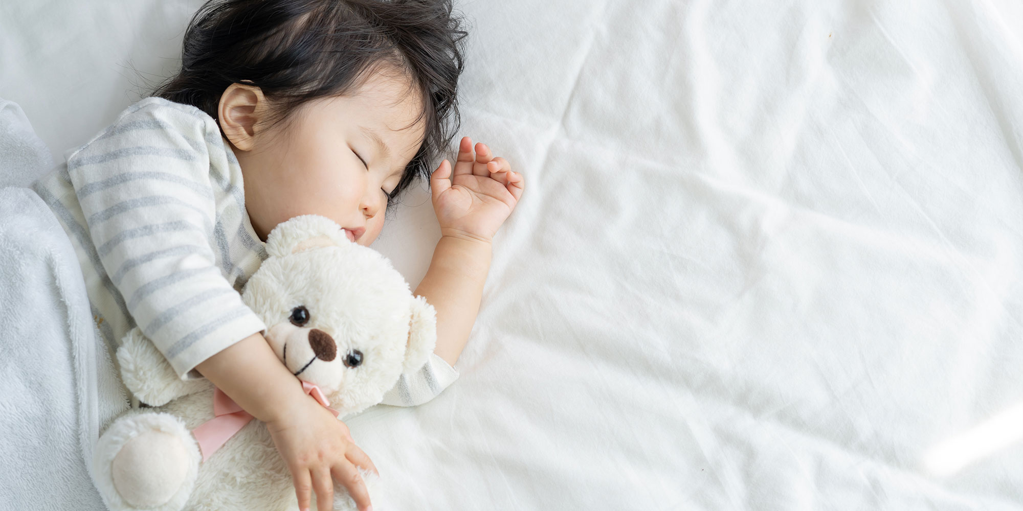 眠る子ども