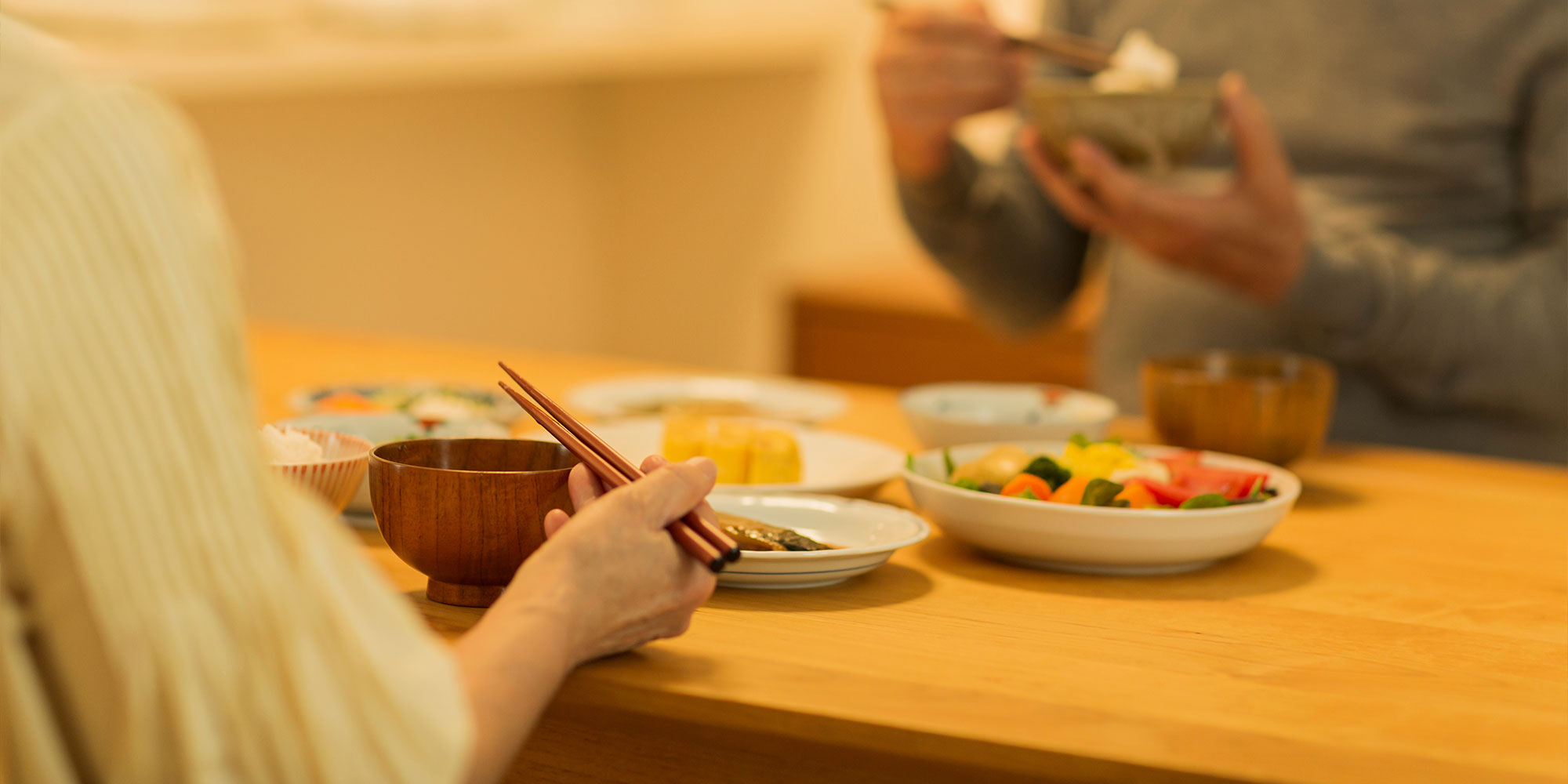 食事をする男女
