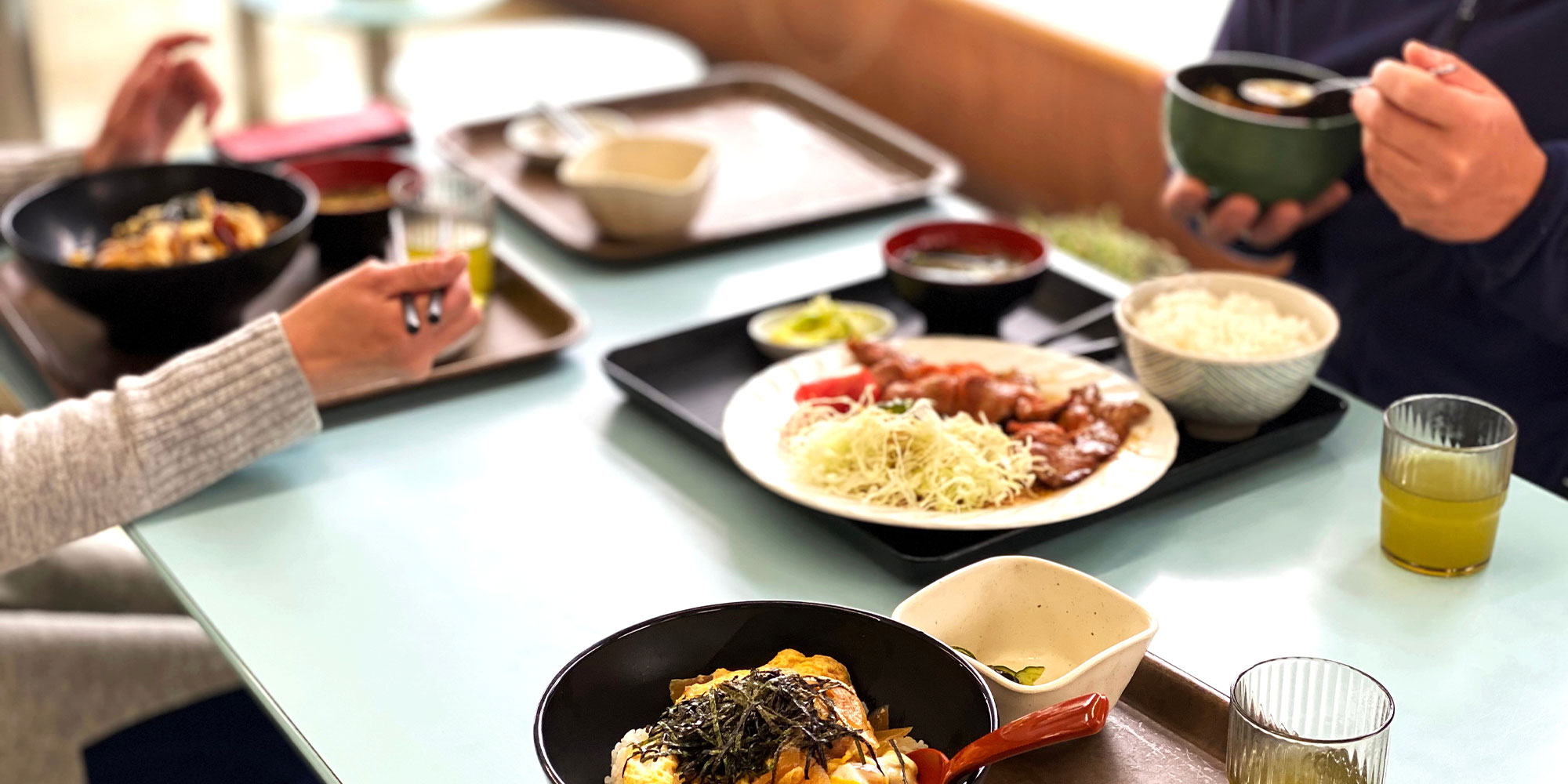 外食する男女