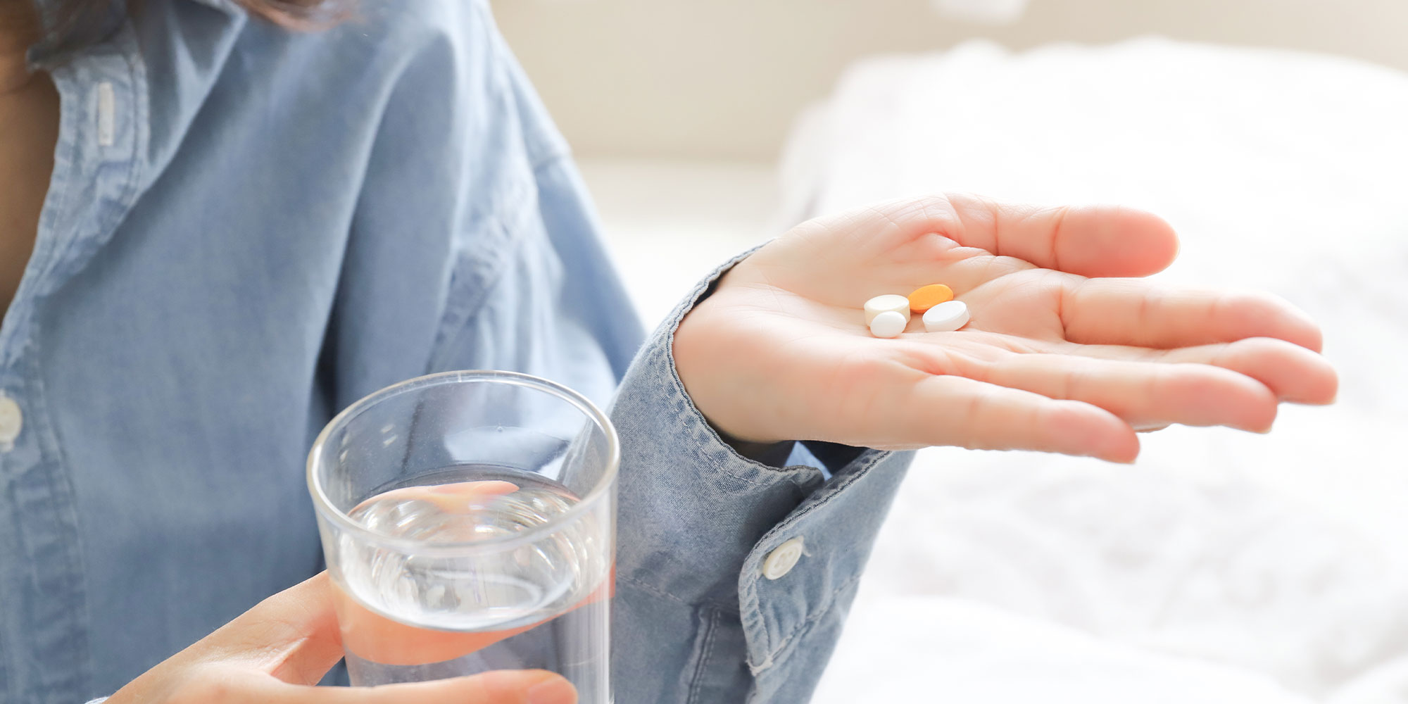 薬を飲む女性