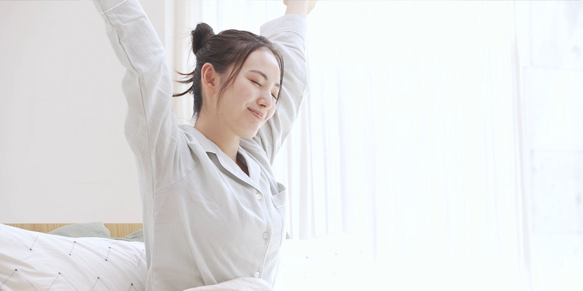 目覚める女性