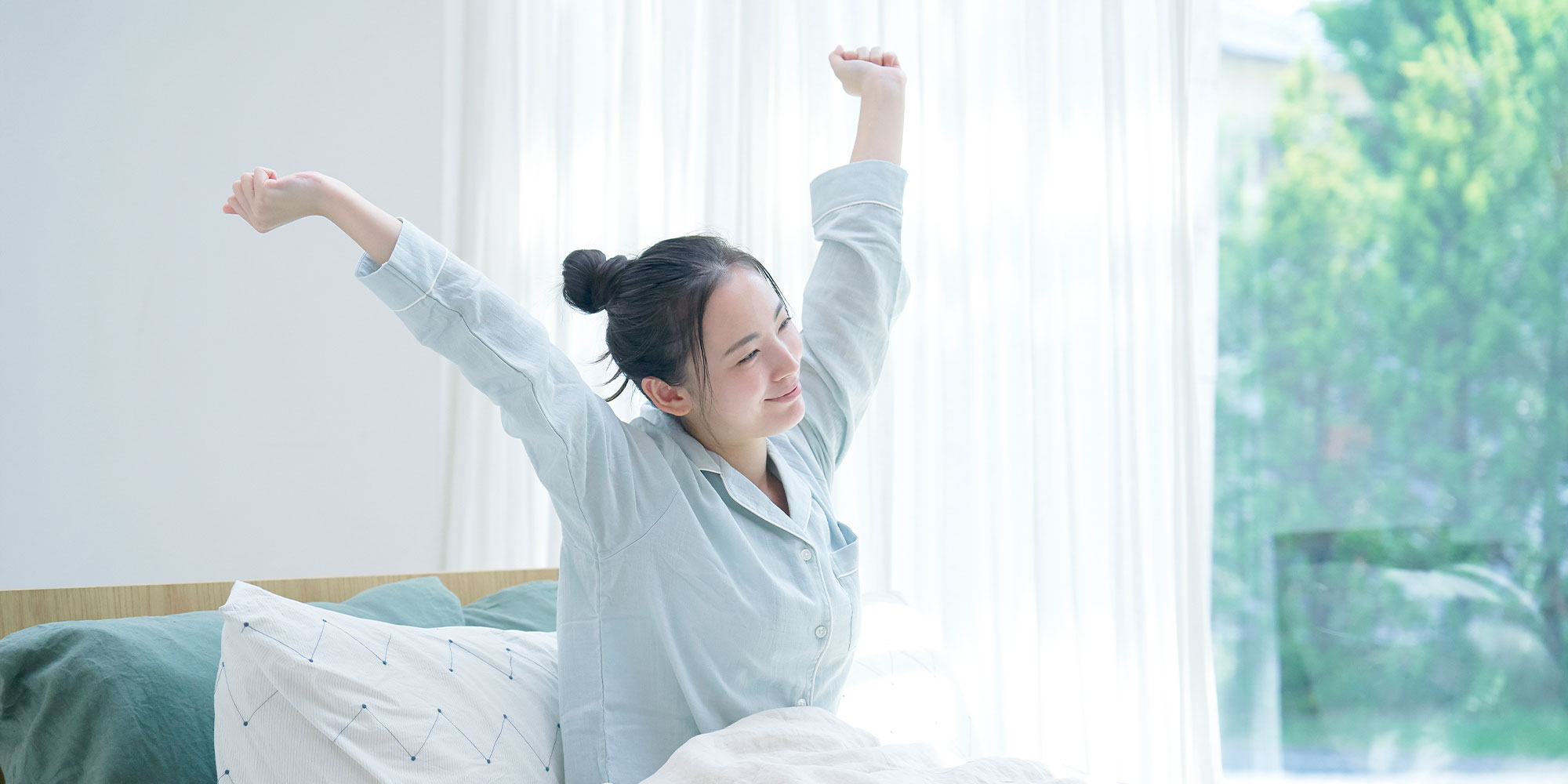 起床する女性