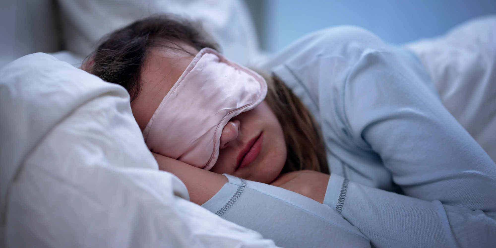 アイマスクをして眠る女性