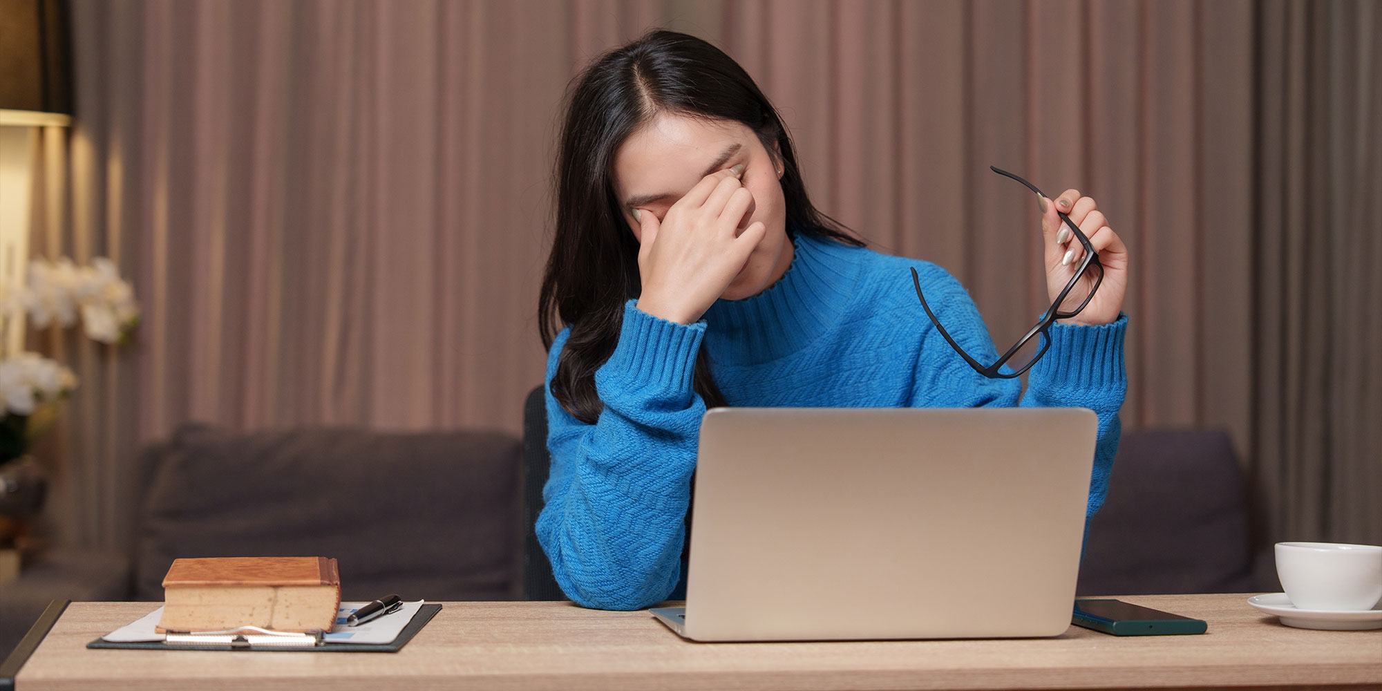 目が疲れた女性