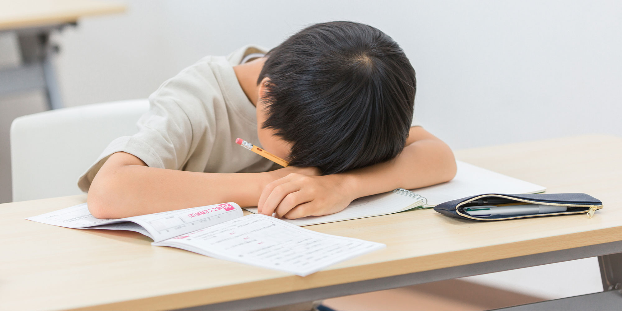 居眠りする男の子