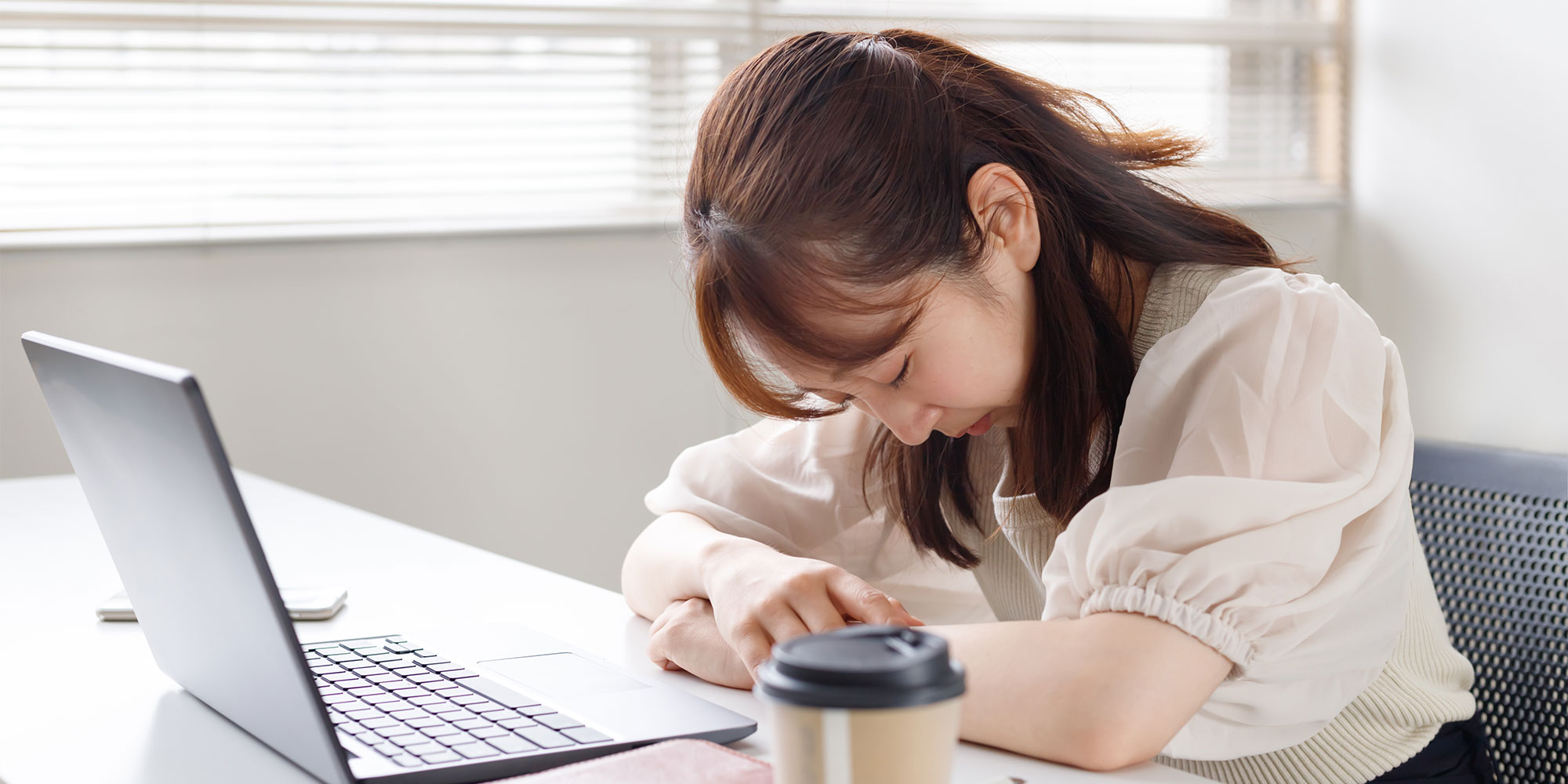 居眠りする女性