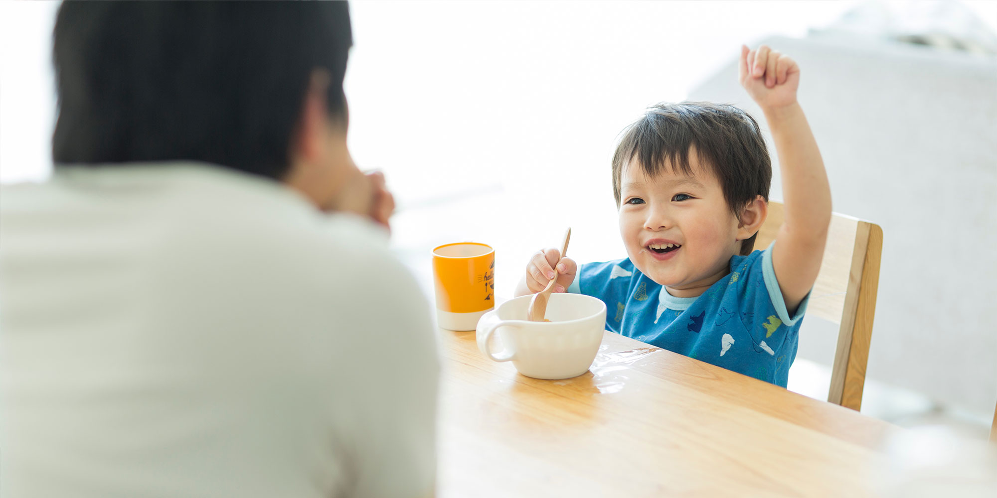 朝食をとる親子
