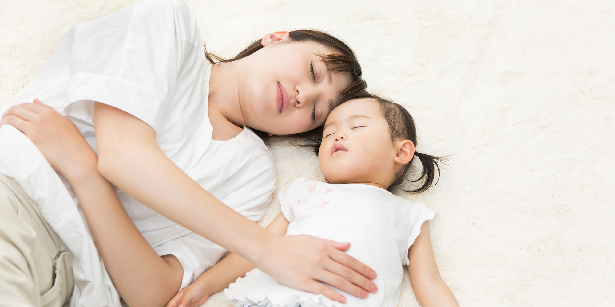 眠る親子