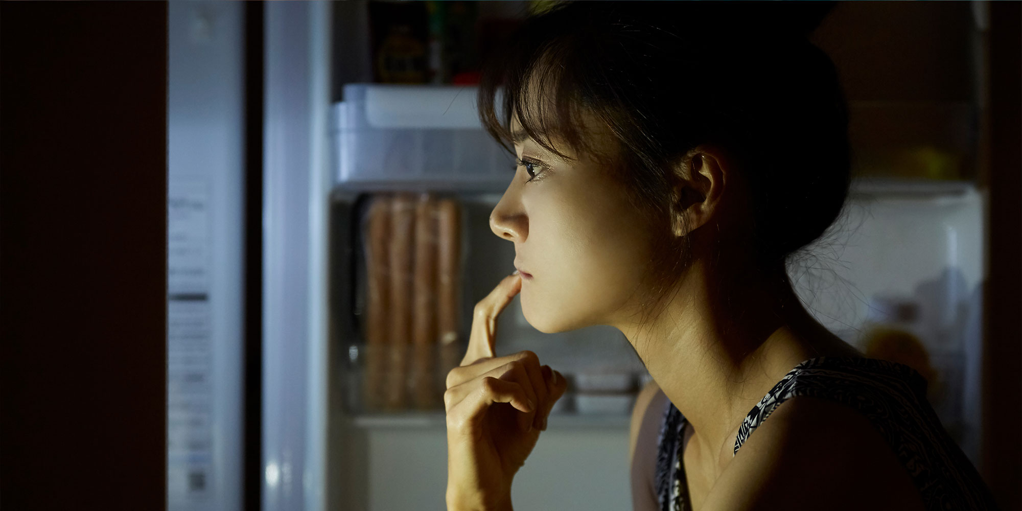 夜中冷蔵庫を物色する女性