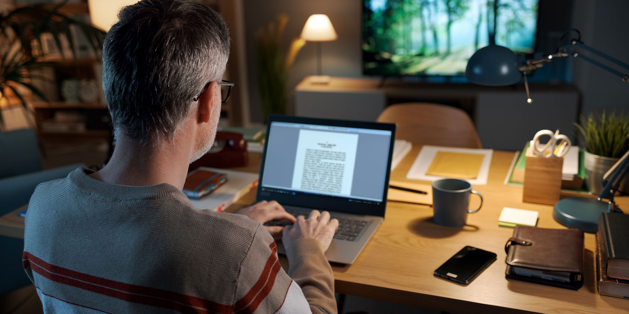 夜にリモートワークをする男性