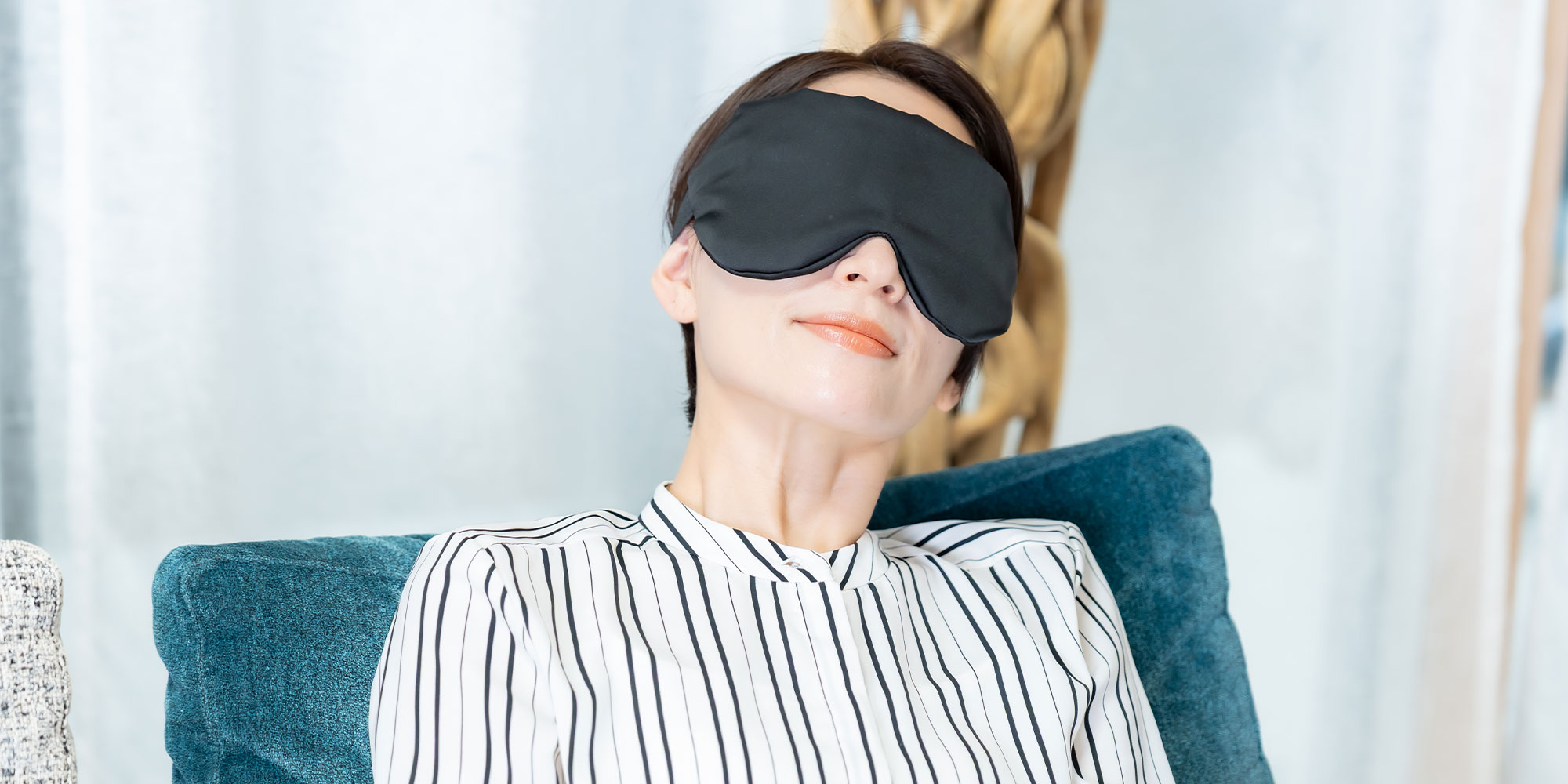 アイマスクをつけて休憩する女性