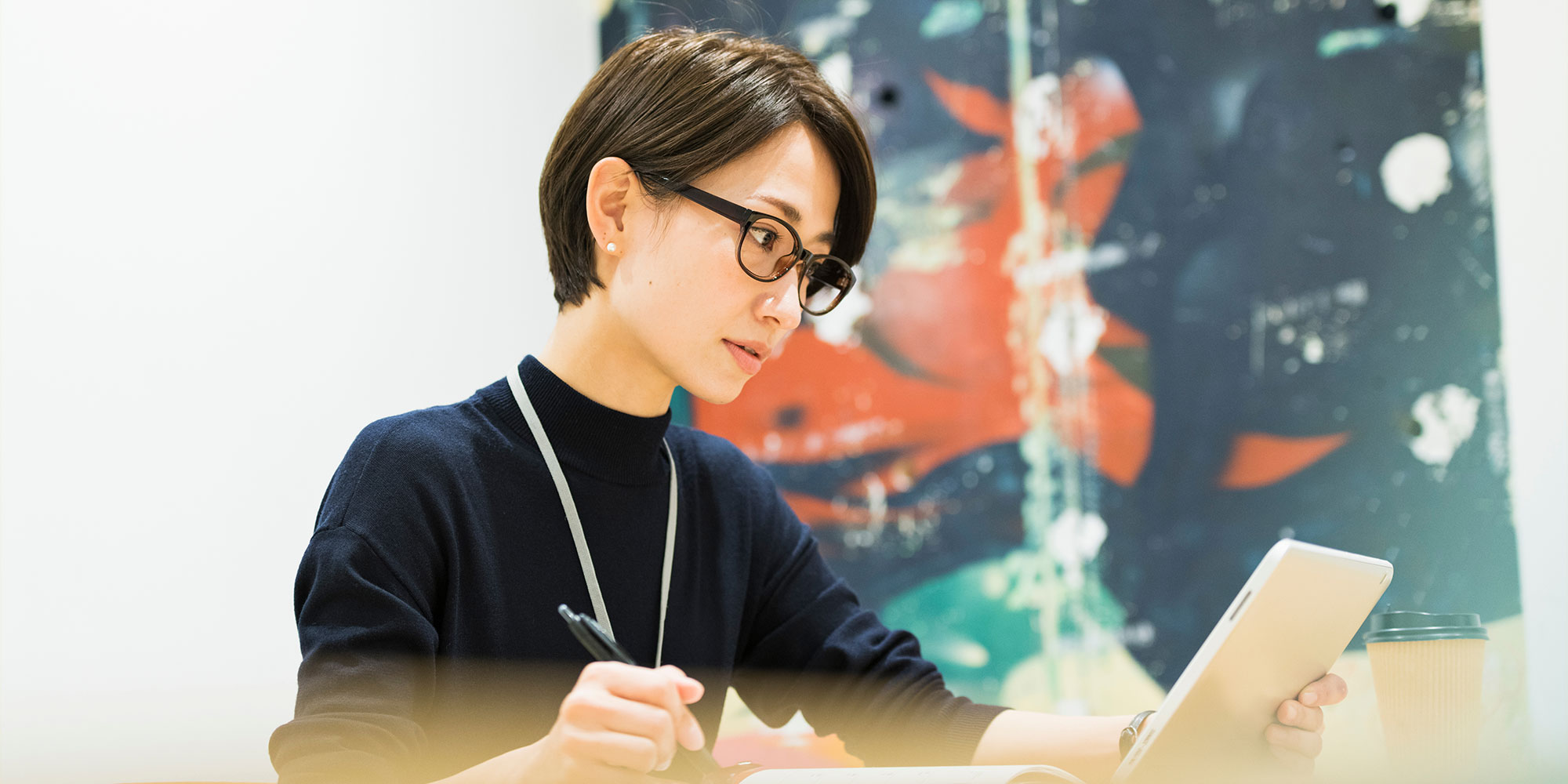 集中する女性