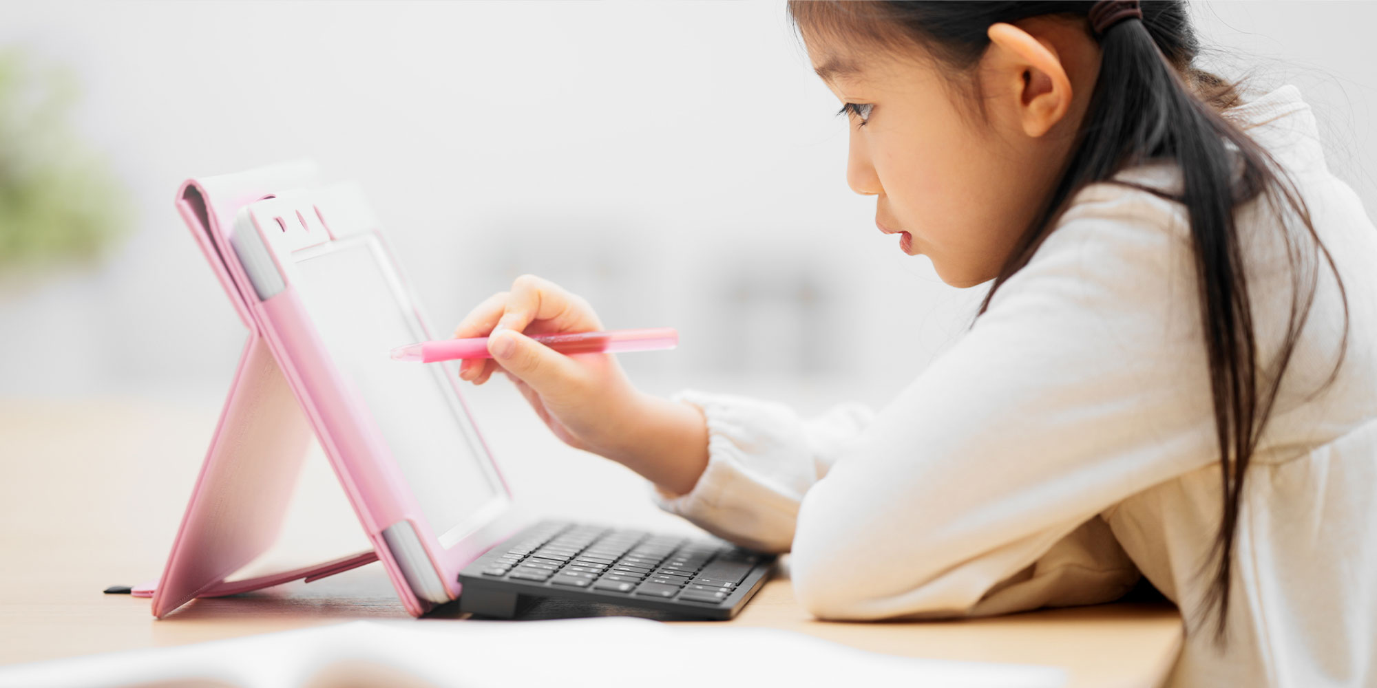 タブレットを使って勉強する女の子