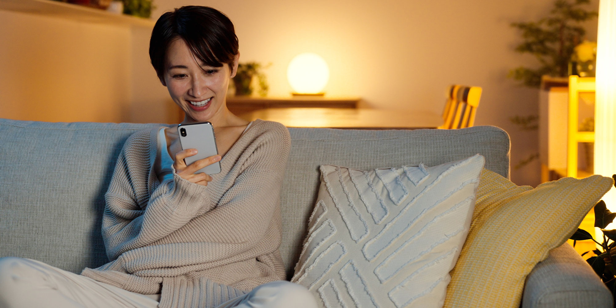 寝る前にスマホを見る女性