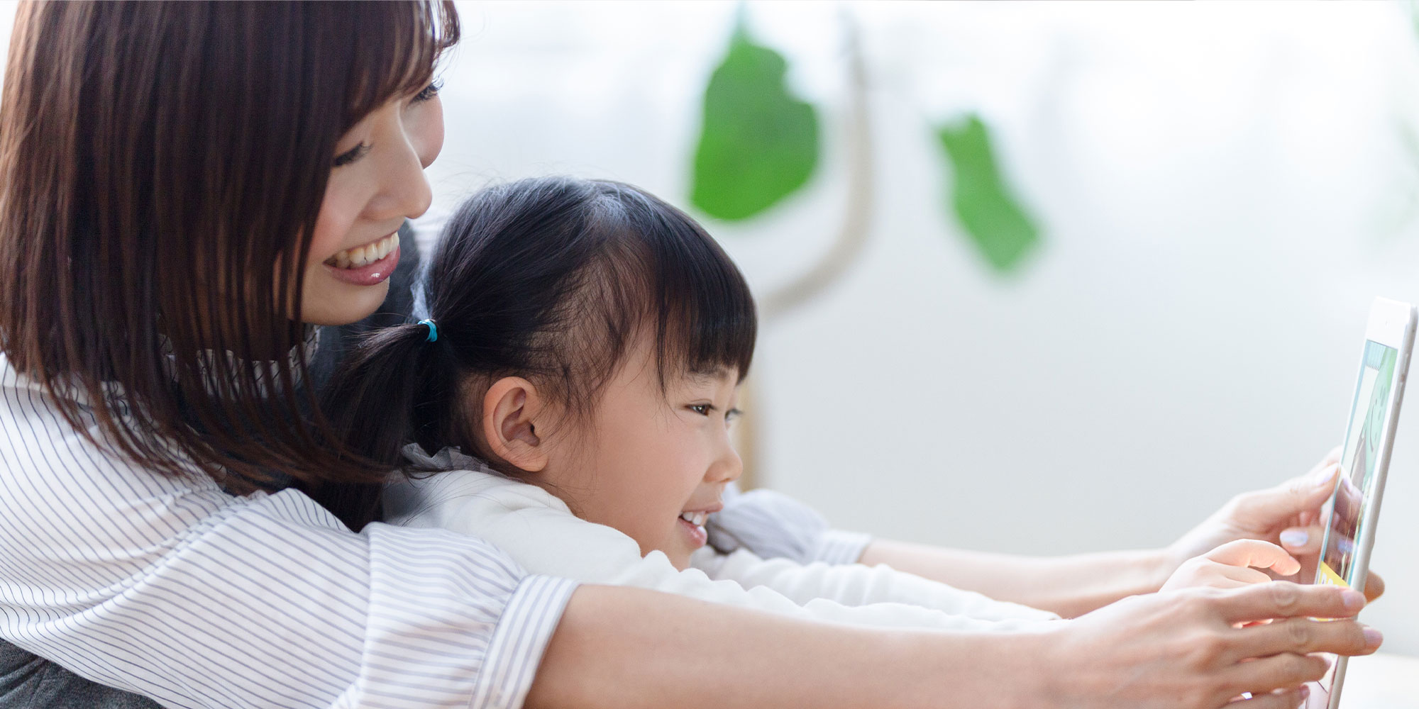 タブレットを見る親子