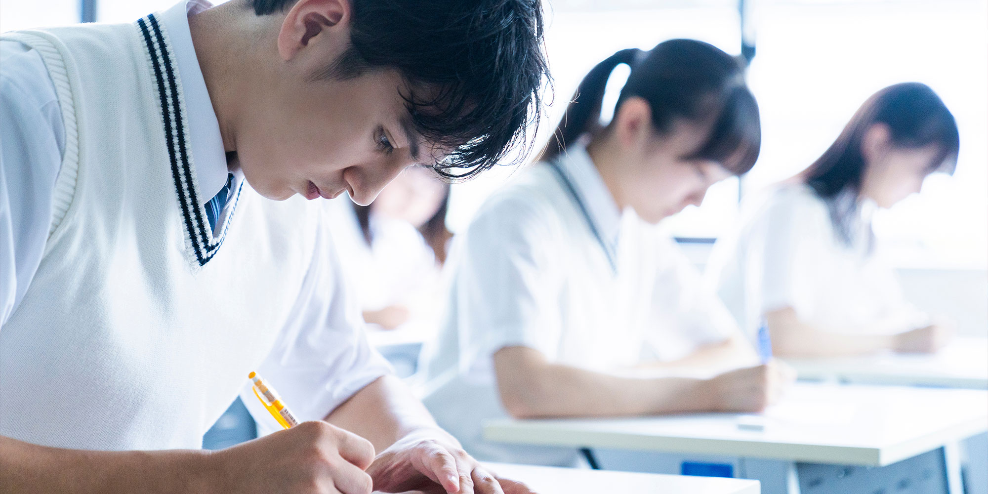 試験を受ける学生