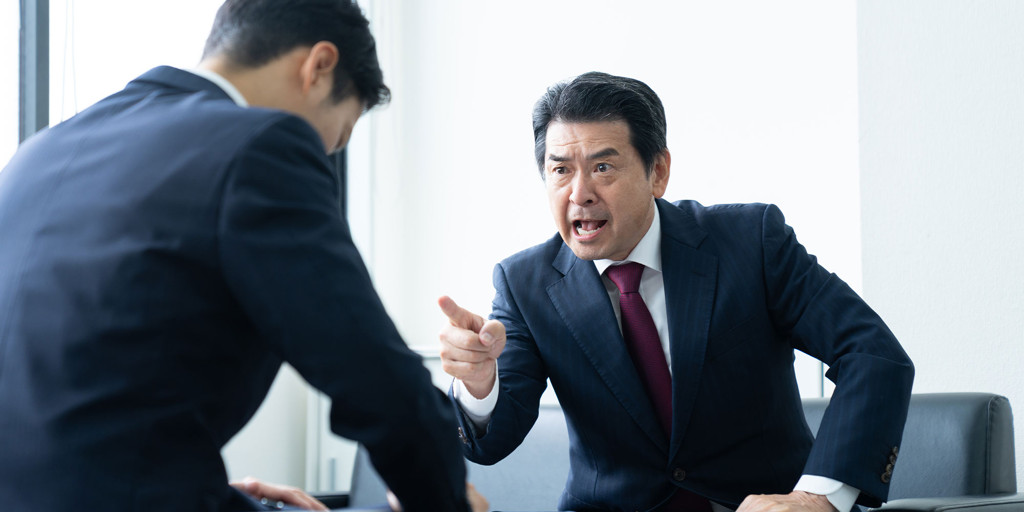 叱る男性と叱られる男性