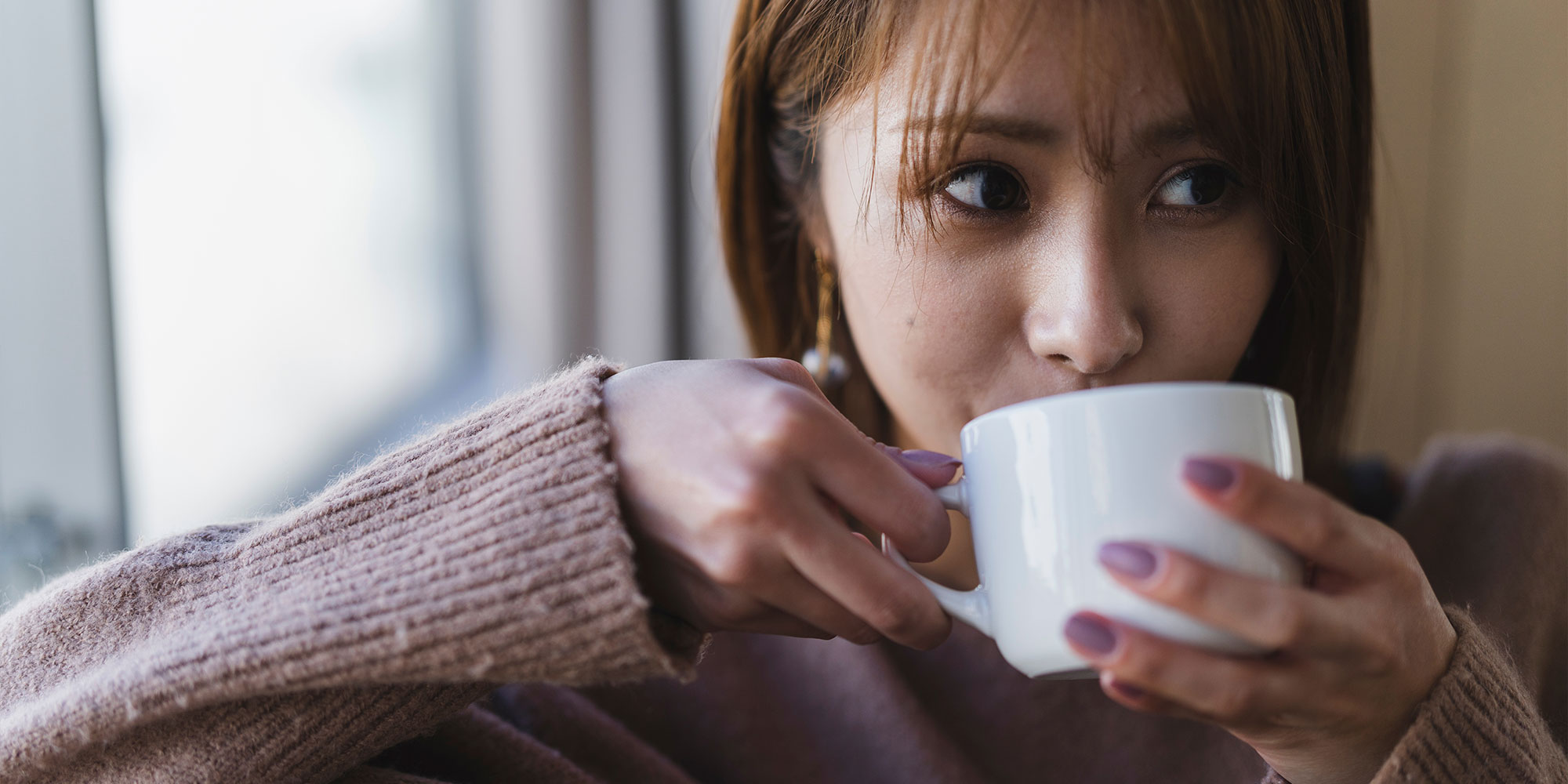 コーヒーを飲む女性