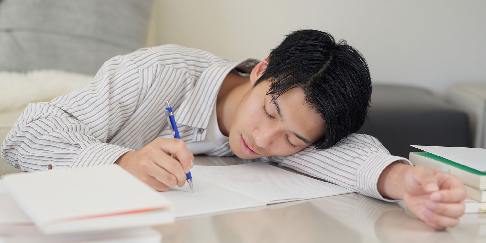 居眠りする男性