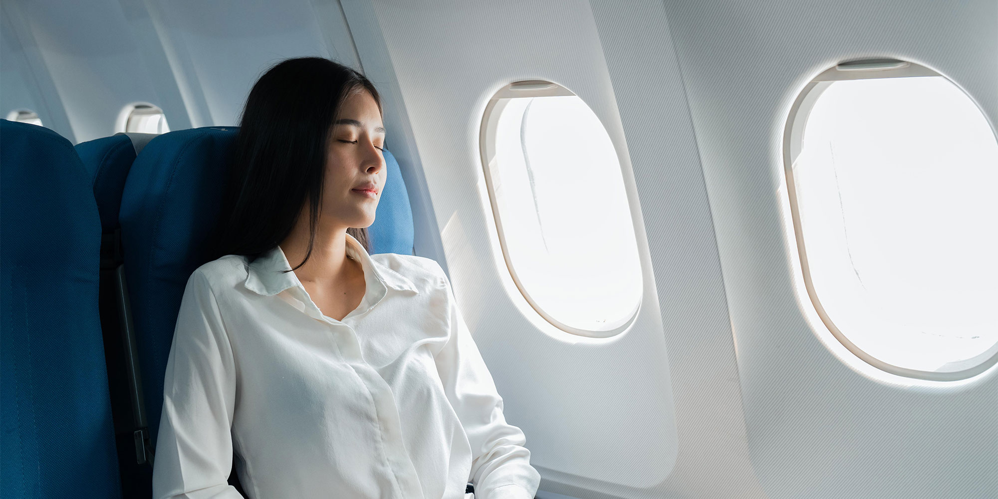 機内で眠る女性