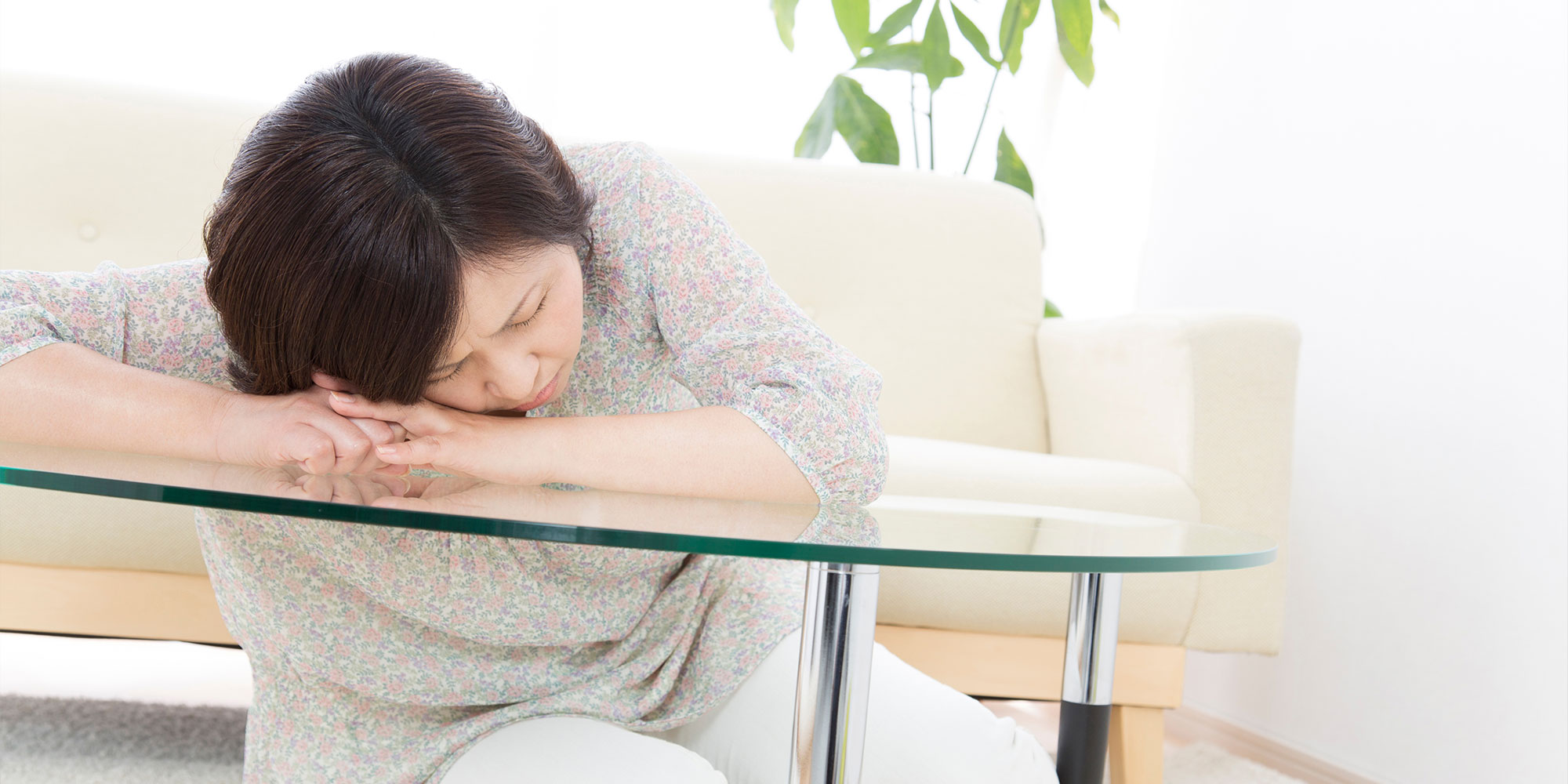 居眠りする女性