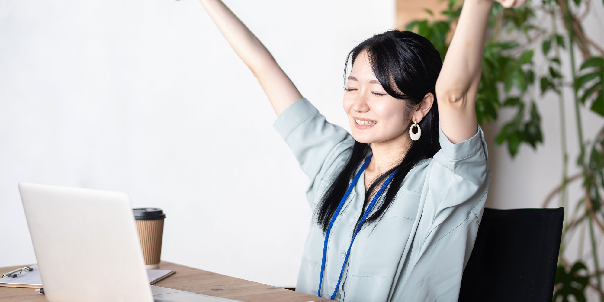 マイクロブレイクをする女性