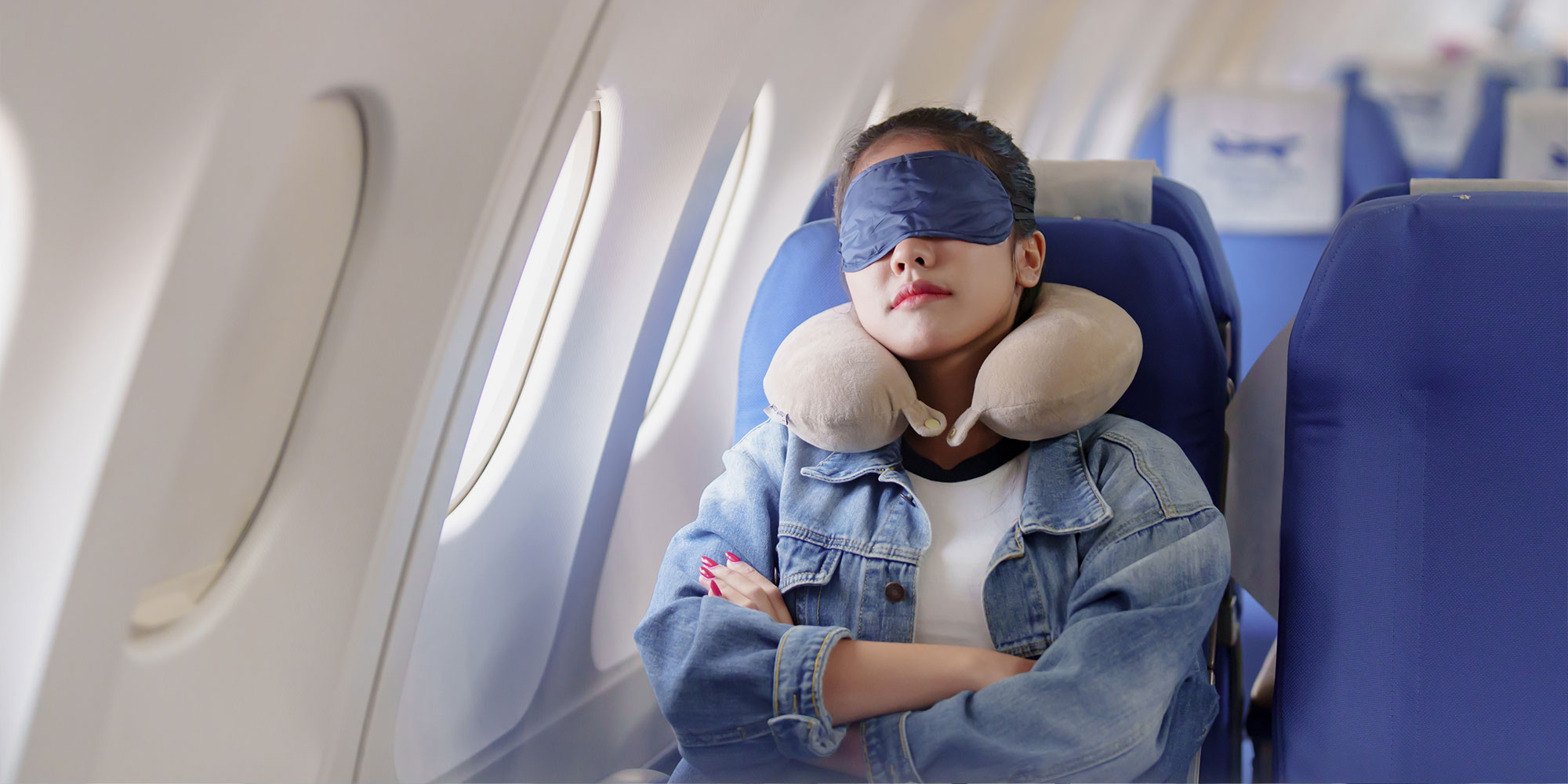 機内で眠る女性