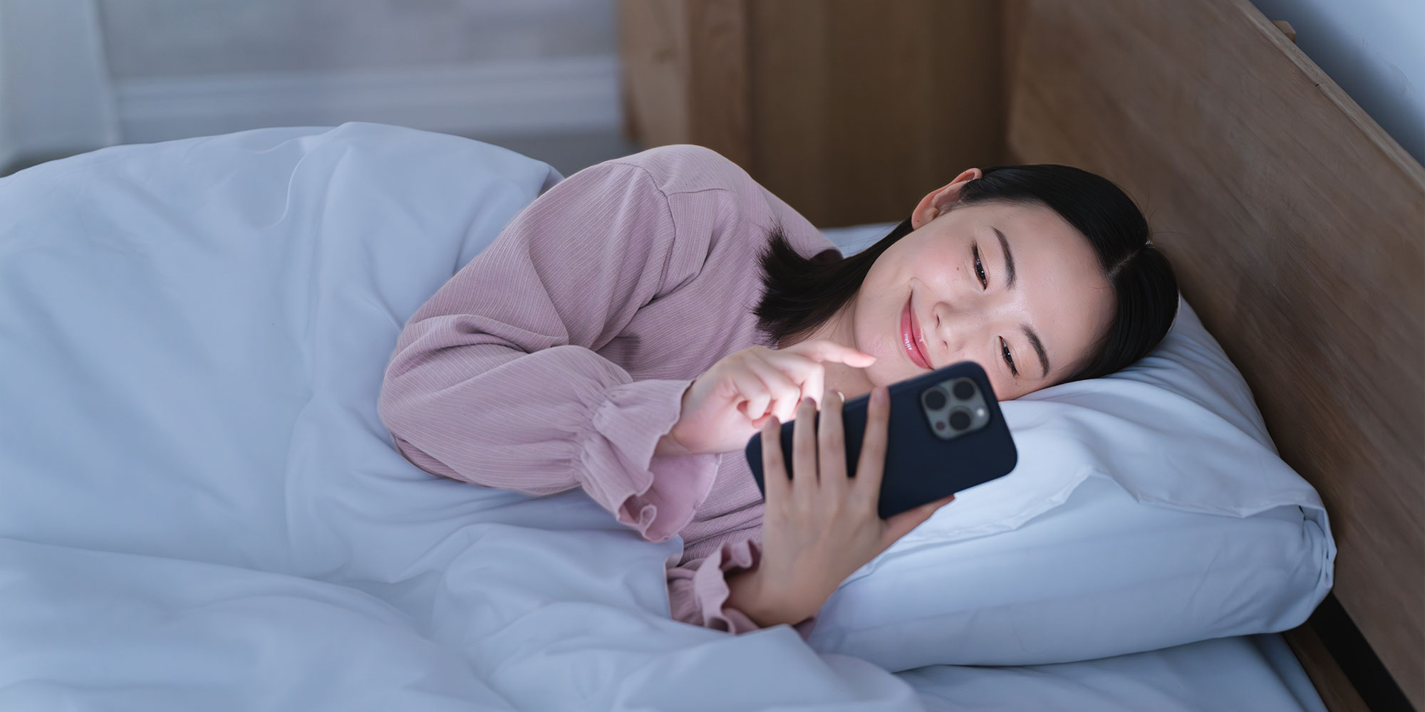 スマホで記録をつける女性