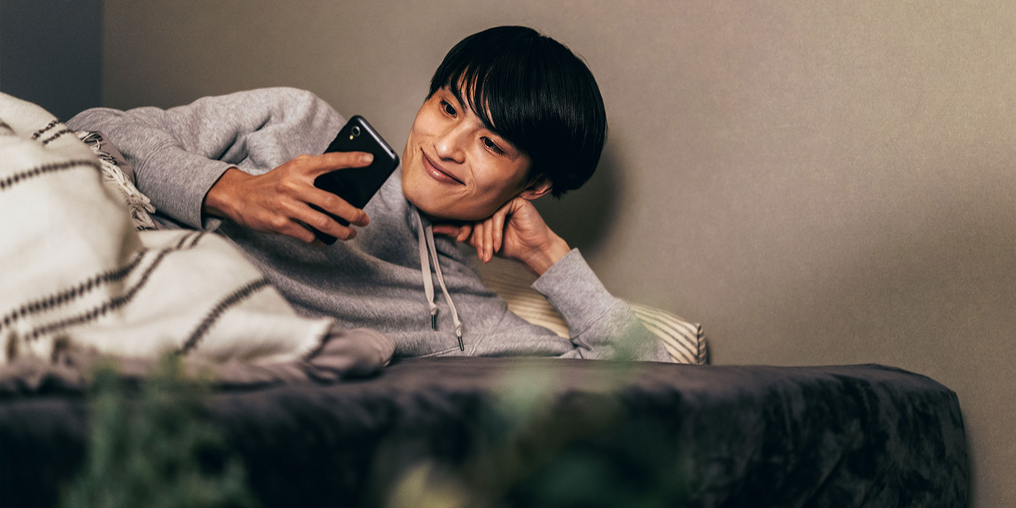 夜ふかしをする男性