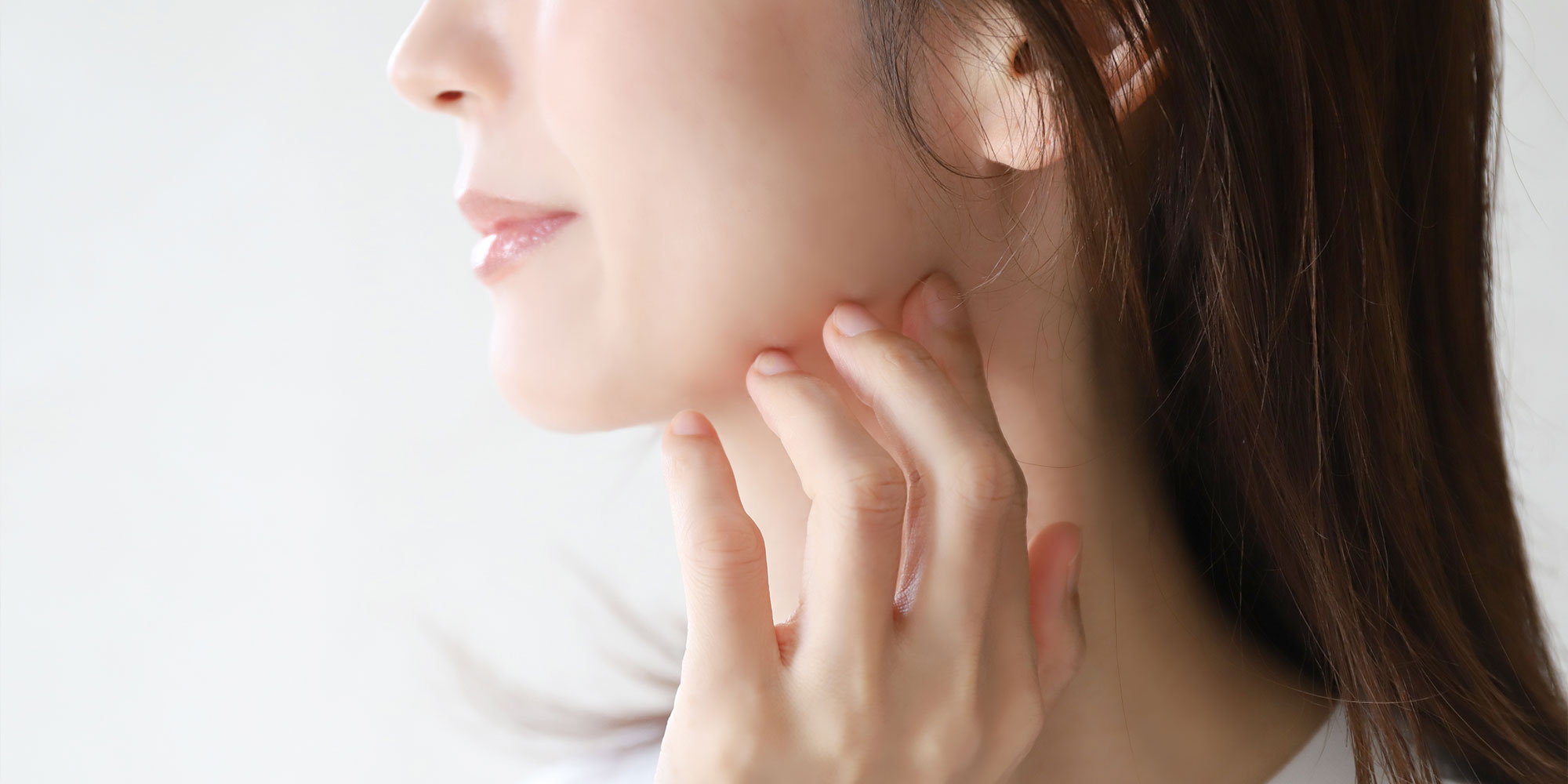 顎を触る女性