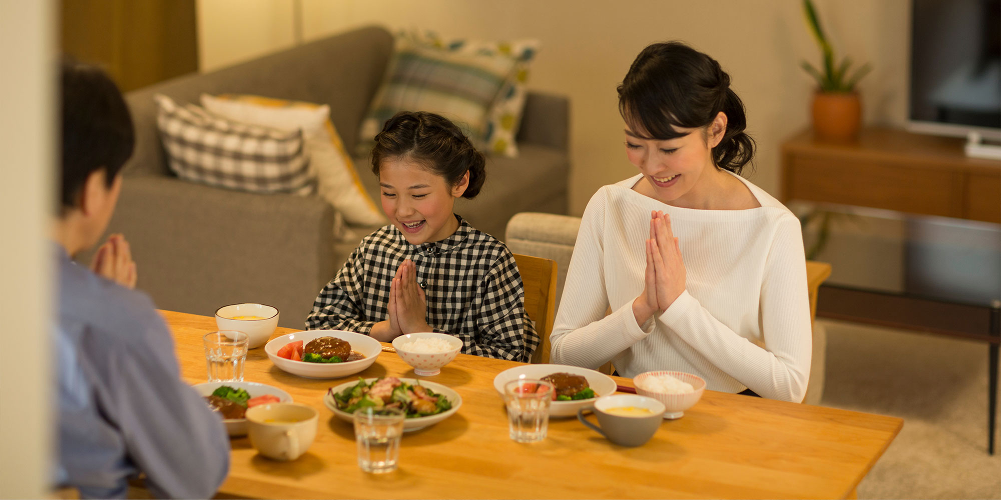 夕食をとる家族