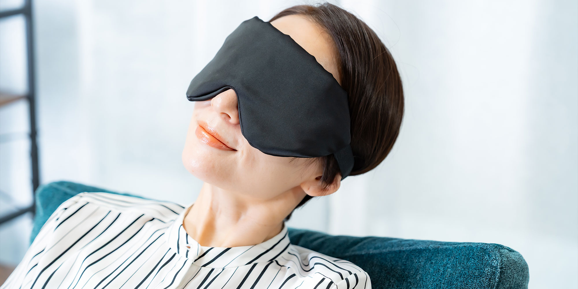 アイマスクで目を休める女性