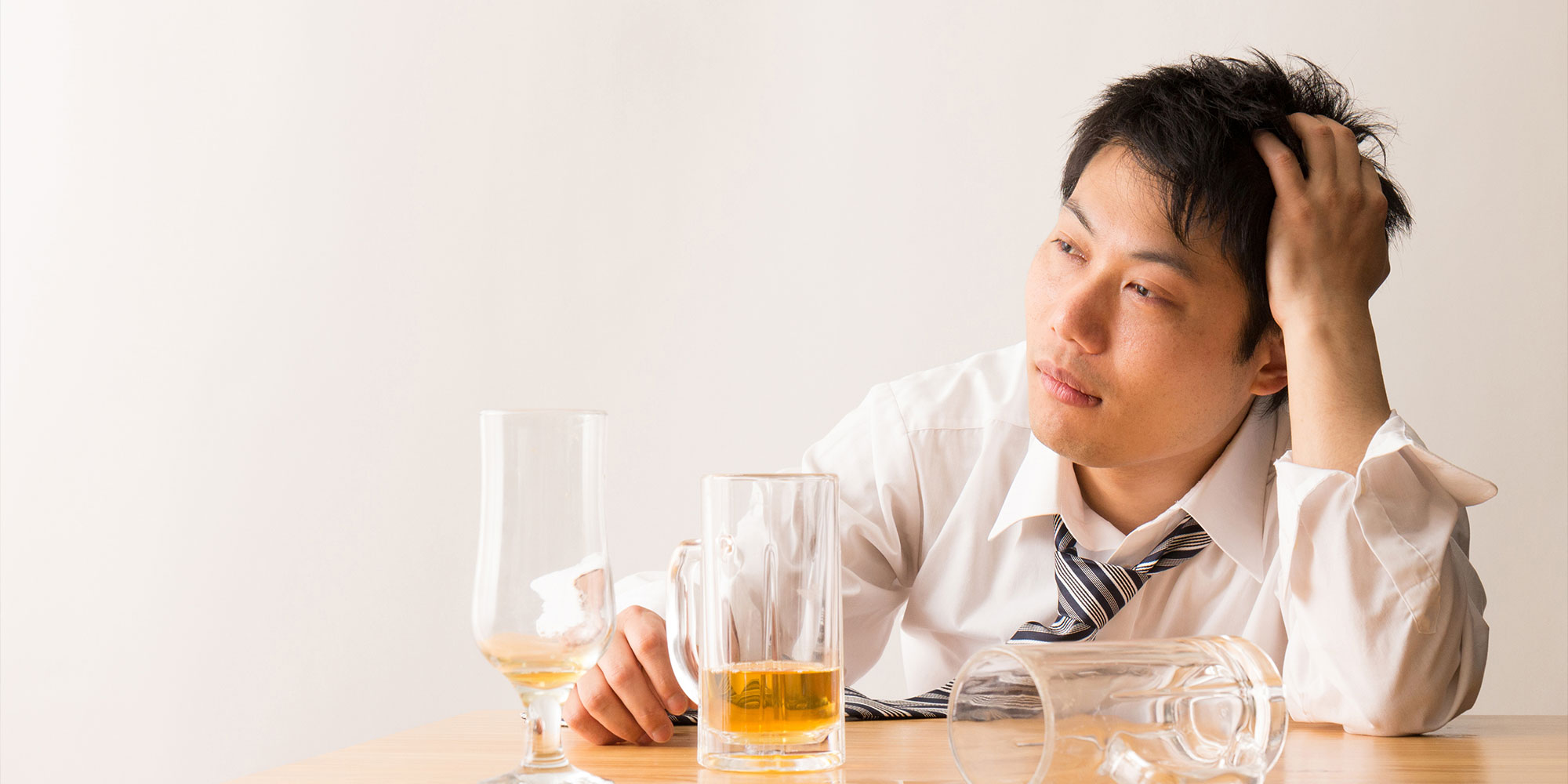 お酒を飲む男性