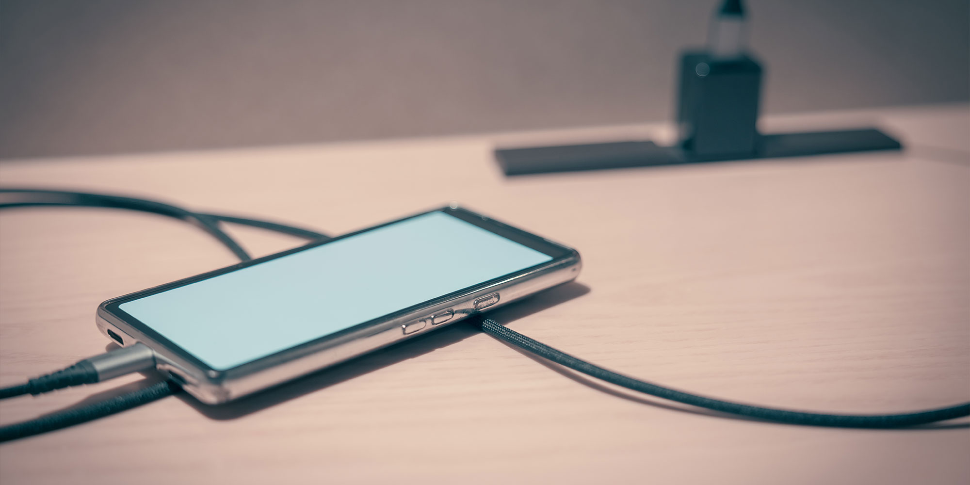 充電中のスマホ