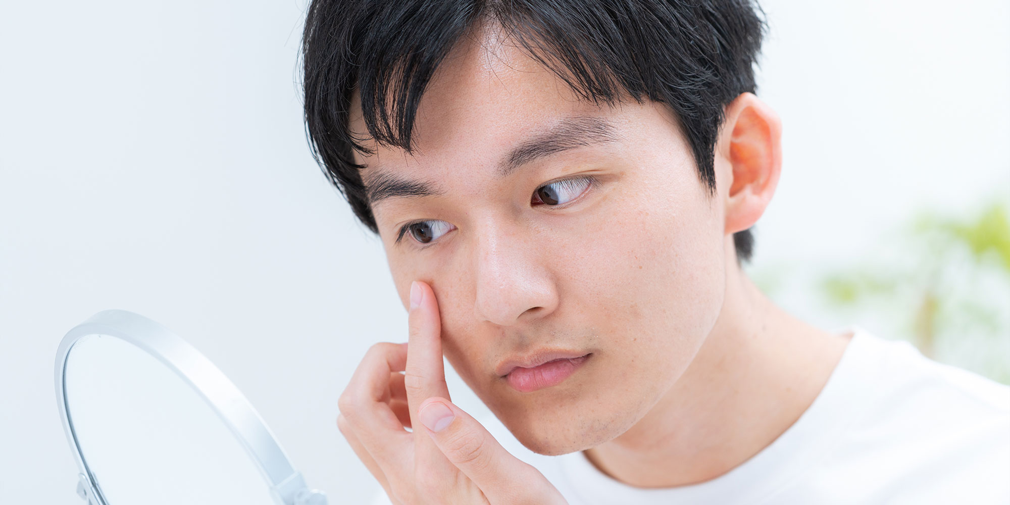 目の下のクマが気になる男性