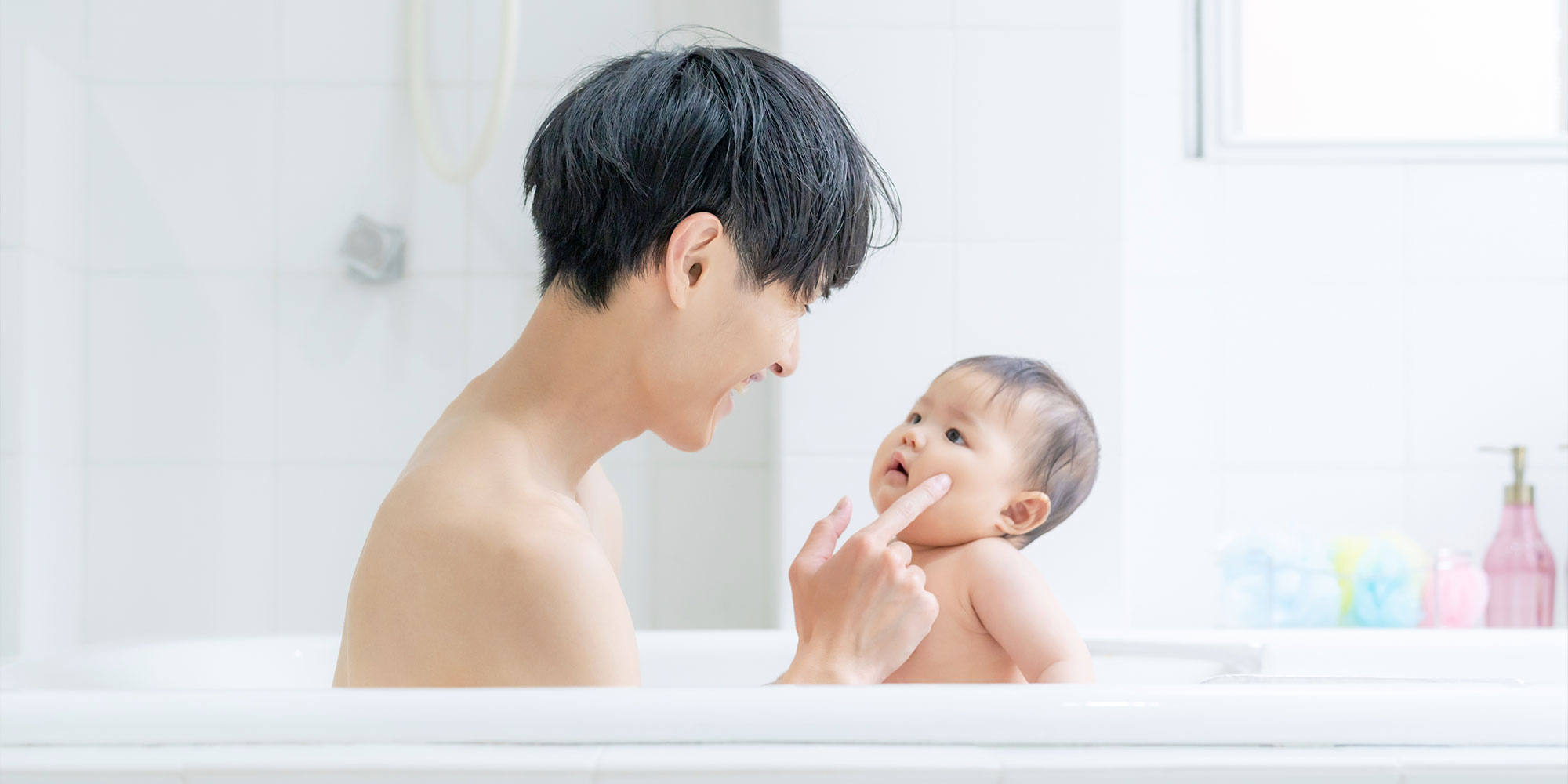 お風呂に入る男性と赤ちゃん